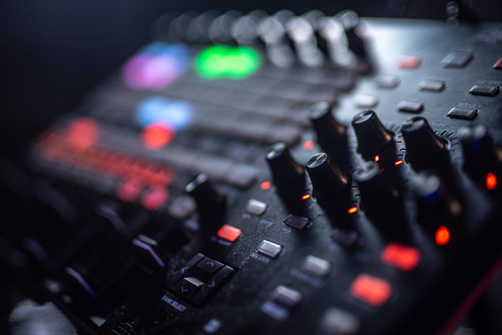Akai Professional APC40 MKII - USB MIDI Controller for 1 to 1 Mapping with Ableton Live Lite with 5x8 Clip Launch Matrix, Knobs and Faders, Pro Software Suite Included customer photo 1