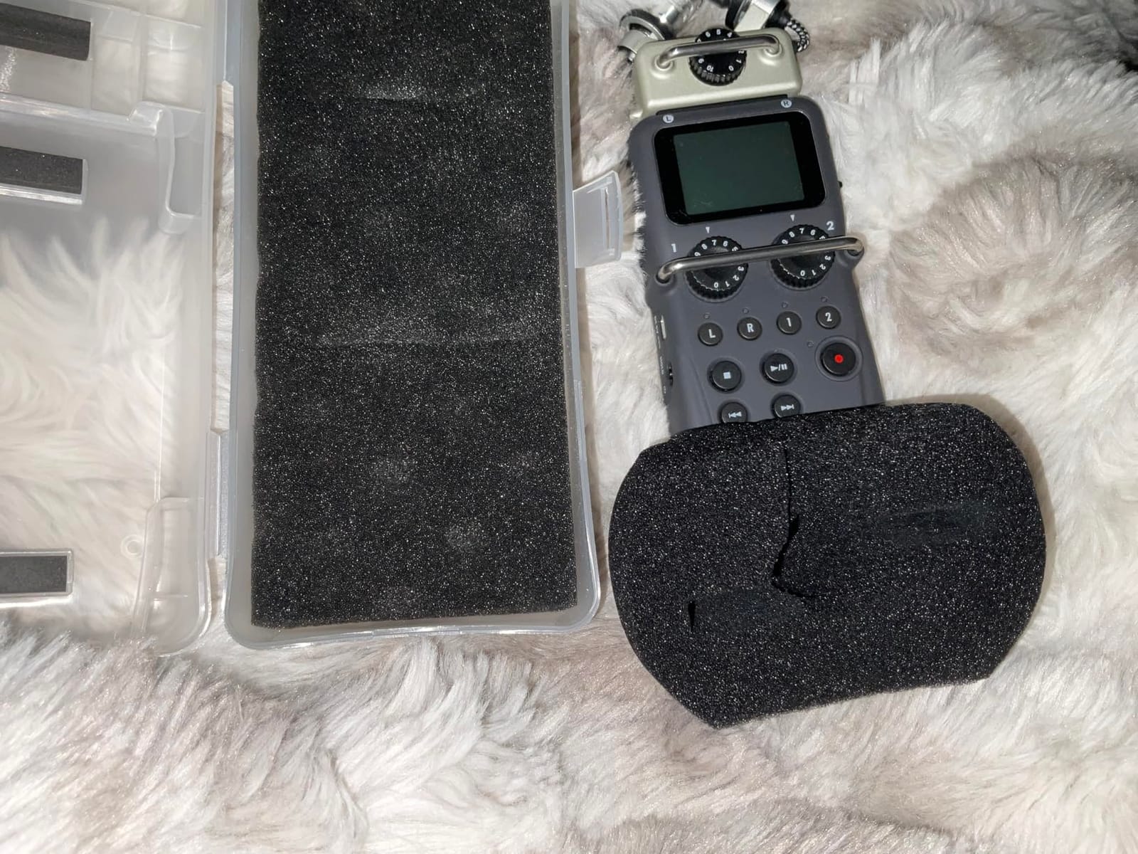 Zoom H5 4-Track Portable Recorder for Audio for Video, Music, and Podcasting, Stereo Microphones, 2 XLR/TRS Inputs, USB Audio Interface, Battery Powered customer photo 1