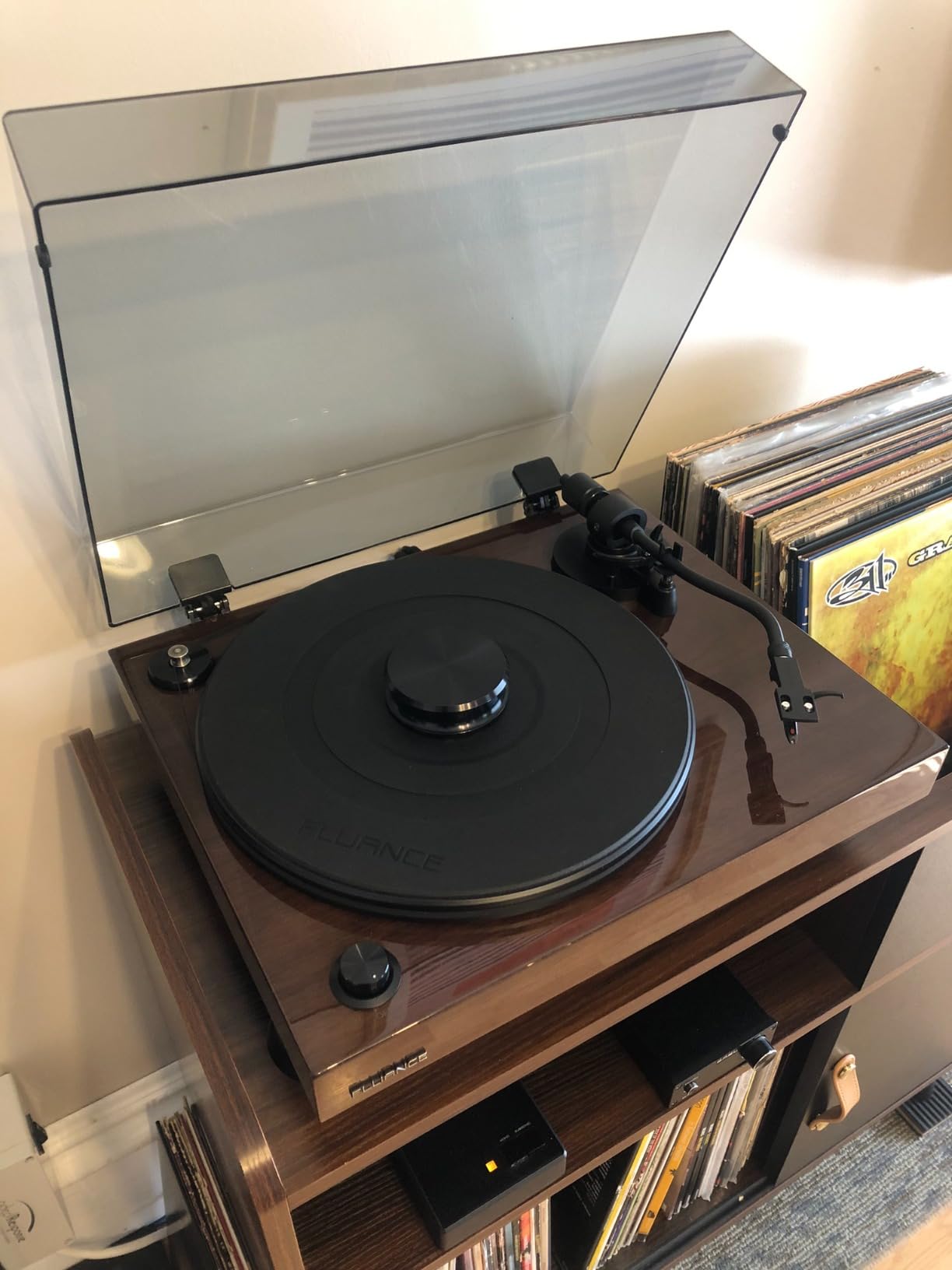 RT82 Reference High Fidelity Vinyl Turntable Record Player with Ortofon OM10 Cartridge, Speed Control Motor, High Mass MDF Wood Plinth, Vibration Isolation Feet - Piano Black customer photo 2