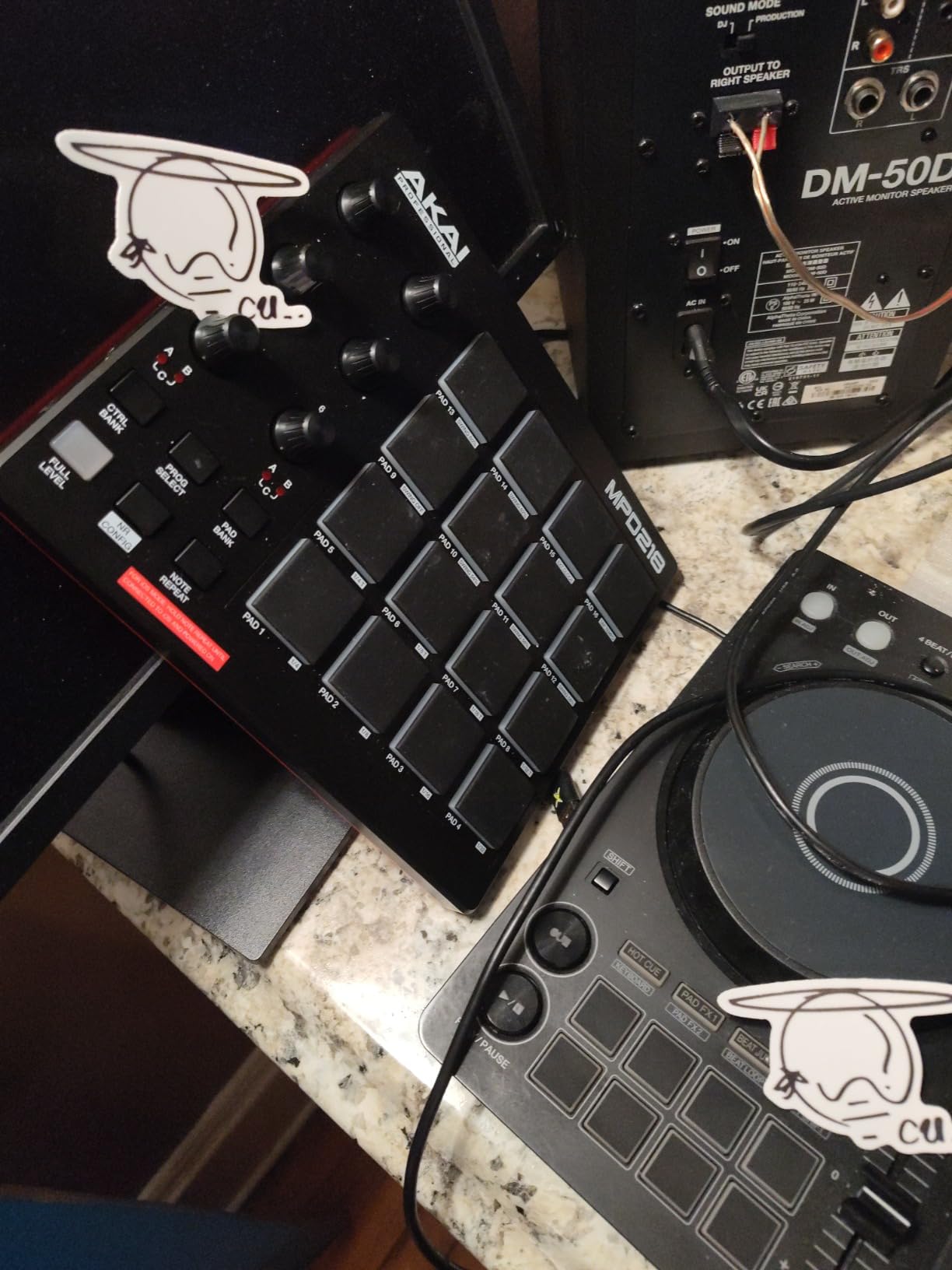 Pioneer DJ DDJ-FLX4 2-deck Rekordbox and Serato DJ Controller - Graphite customer photo 1