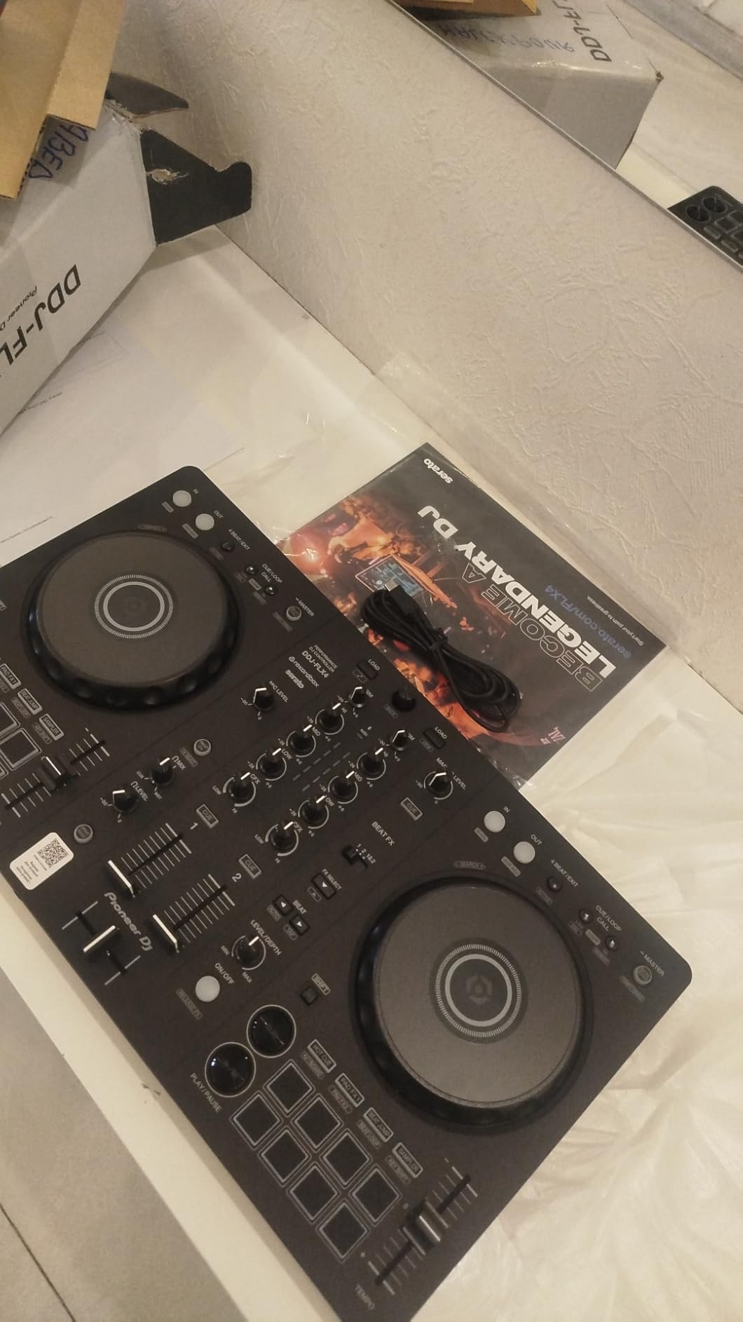 Pioneer DJ DDJ-FLX4 2-deck Rekordbox and Serato DJ Controller - Graphite customer photo 2