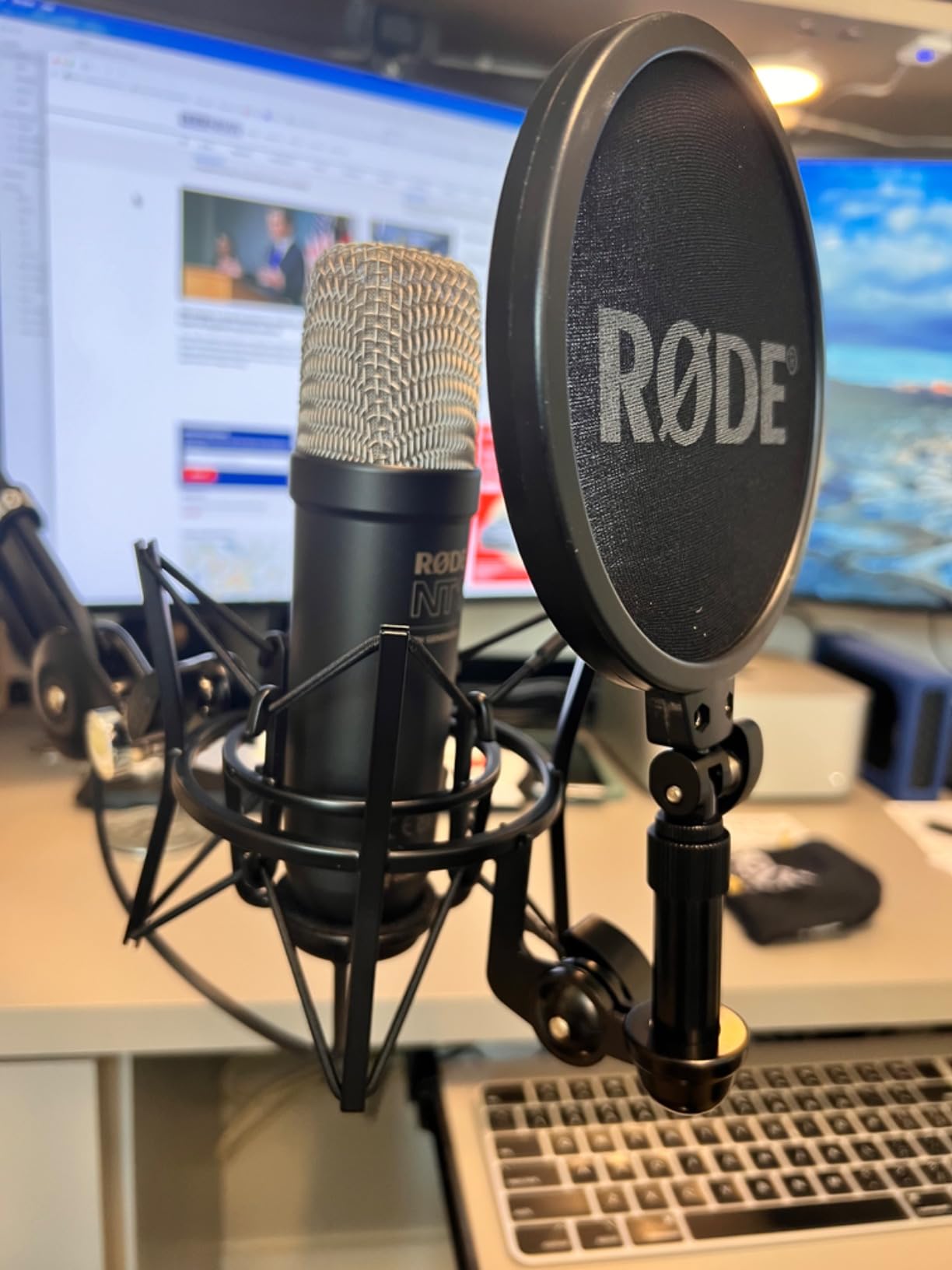 RØDE NT1 5th Gen Large-Diaphragm Studio Condenser Microphone - XLR & USB Outputs customer photo 2