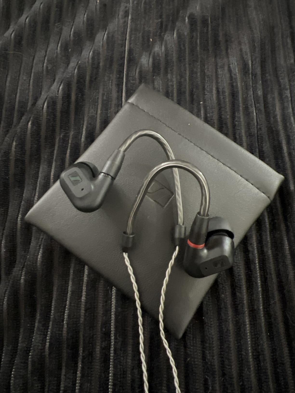 Sennheiser IE 200 In-Ear Audiophile Headphones - TrueResponse Transducers, Neutral Sound, Impactful Bass, Detachable Braided Cable with Flexible Ear Hooks - Black customer photo 2