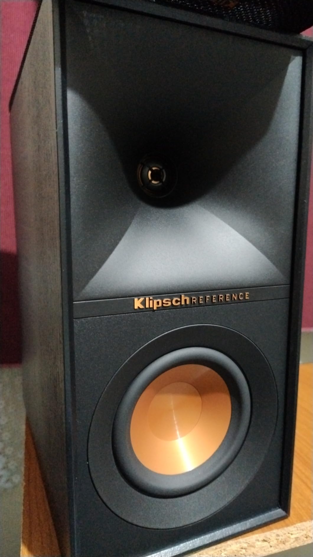 Klipsch Reference R-40PM Powered Bookshelf Speakers - 90-Degree x 90-Degree Tractrix Horn - Linear Travel Suspension customer photo 2