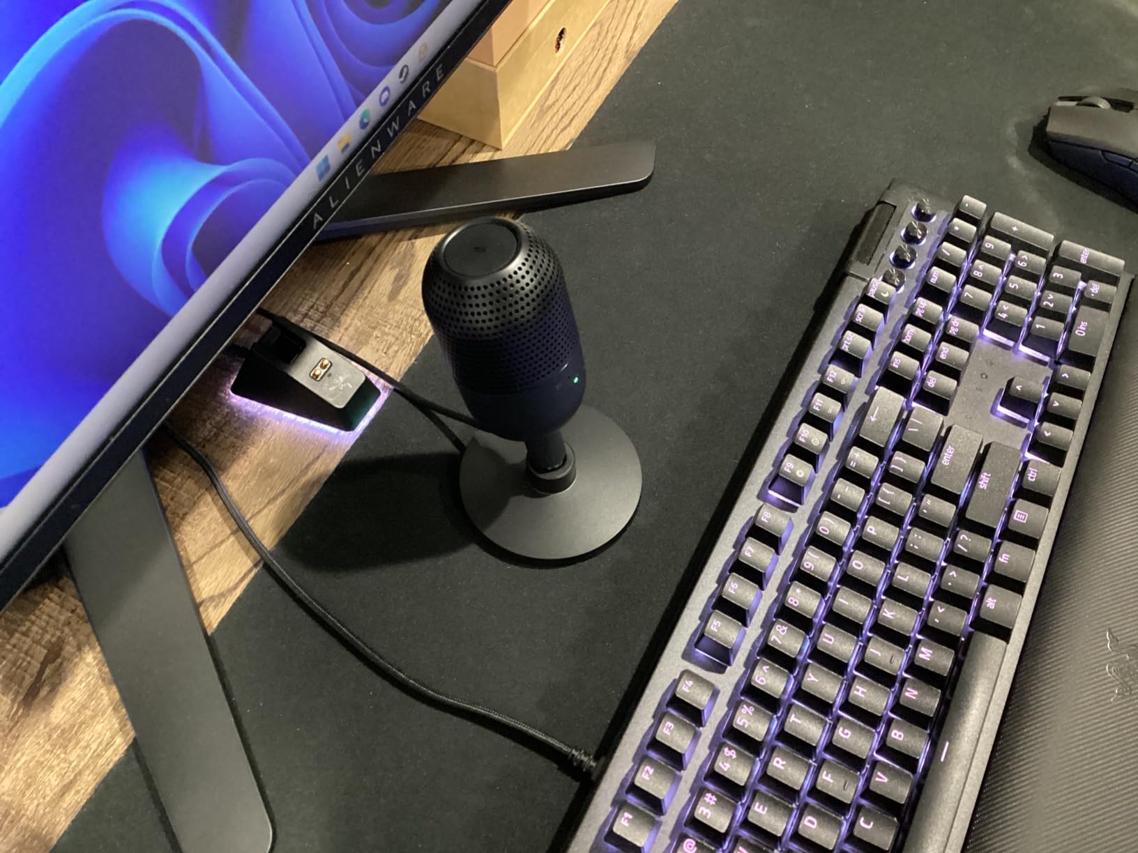 Razer Seiren V3 Mini USB Microphone, Supercardioid Condenser Mic, Black | Tap-to-Mute Sensor with LED Indicator, Shock Absorber, Ultra Compact, Works with OBS, Discord, Zoom, Teams customer photo 2