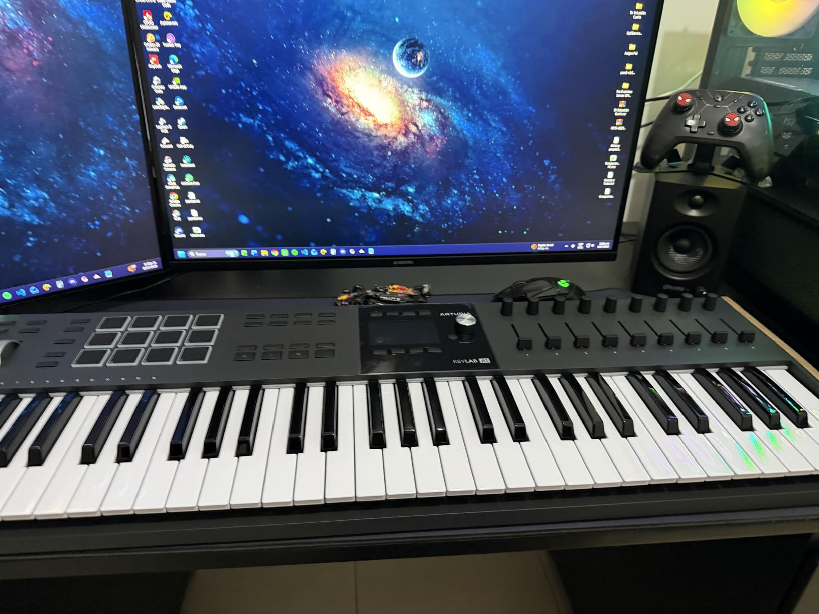 Arturia KeyLab 49 mk3 White - 49 Key USB MIDI Keyboard Controller with Analog Lab Pro Software Included | 49-Note Semi-Weighted Keys with Channel Aftertouch, 12 Pads, 9 Encoders, 9 Faders, 3.5 Display, Analog Lab Pro customer photo 2