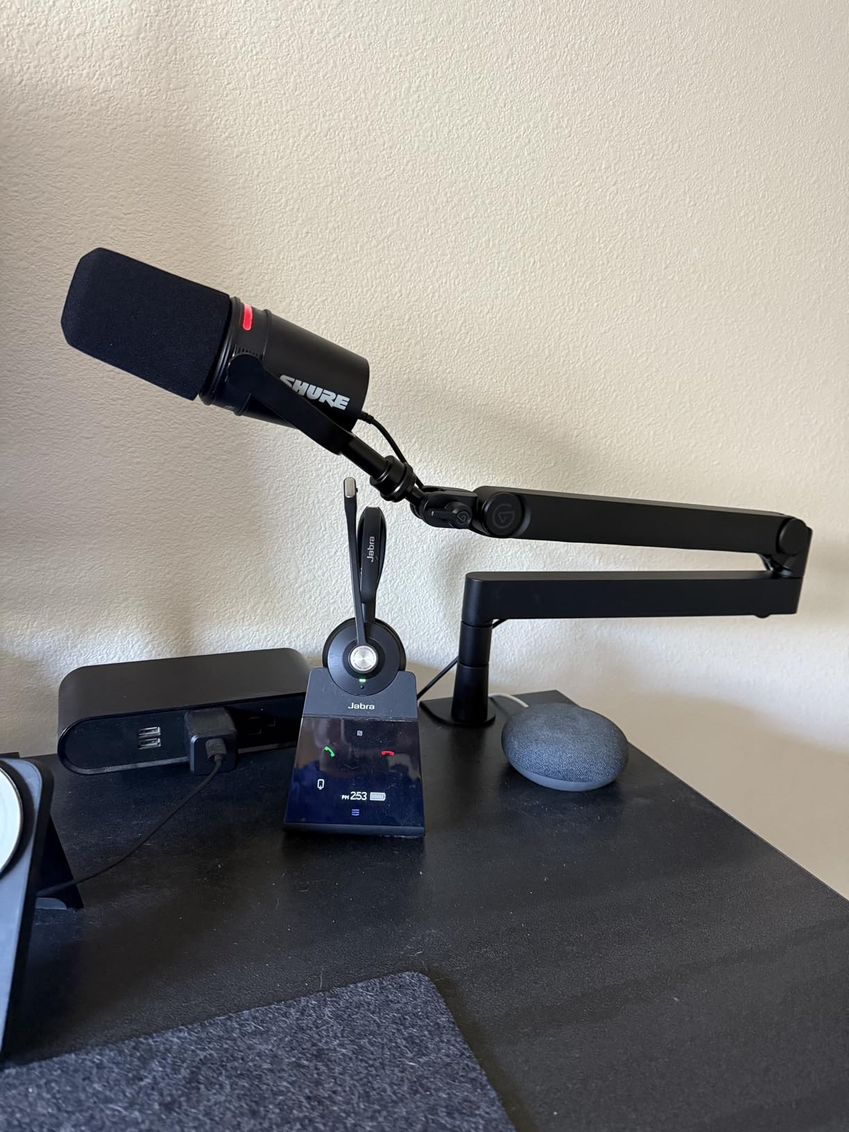 Elgato Wave Mic Arm Pro, Gas Spring Microphone Arm | Supports up to 3kg, Silent gas-spring adjustment, Hidden cable channels, Padded clamp, Compatible with most mic brands customer photo 2