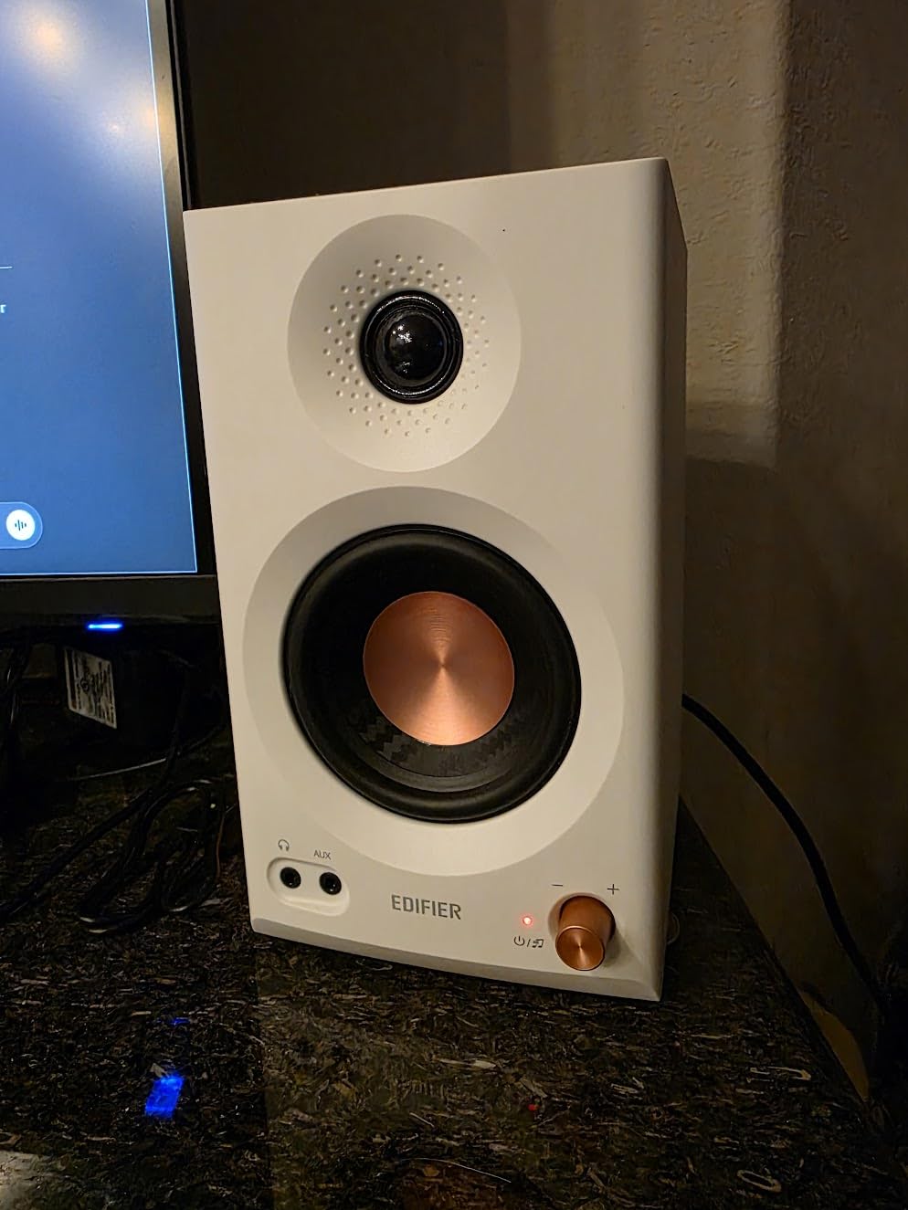 Edifier MR3 Powered Studio Monitor Speakers, Hi-Res Audio Certified Bluetooth V5.4 Active Bookshelf Loudspeakers, 2.0 Computer Speaker with Headphone Output RCA AUX Balanced TRS Input - Black (Pair) customer photo 2