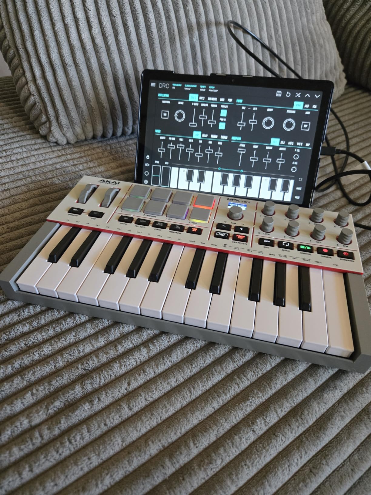 Akai Professional MPK Mini IV 25-Key USB-C MIDI Keyboard Controller, Black | Velocity-Sensitive Mini Keys, 8 MPC Pads, 360 Knobs, Chord and Scale Mode, for Beat Makers, Music Production customer photo 2